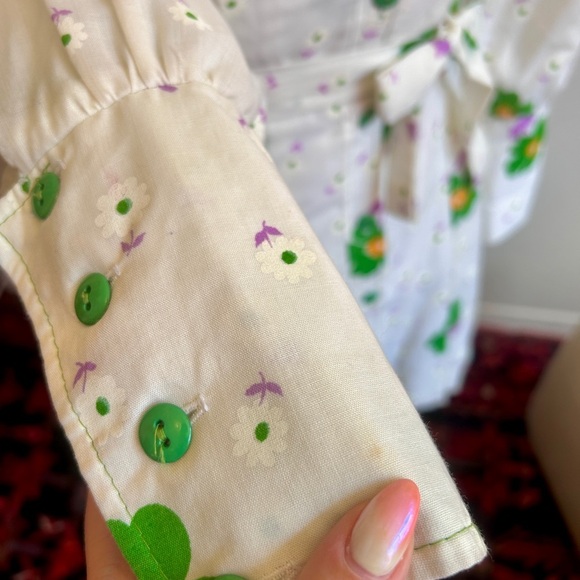 Vintage 1970s White Floral Shirt Dress – Mod Green & Purple Daisy Print – Belted - Picture 4 of 7